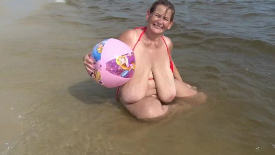Beach Ball - ClipFoo video on CurveFanz