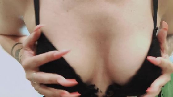 Cleavage and nails - ClipFoo video on CurveFanz