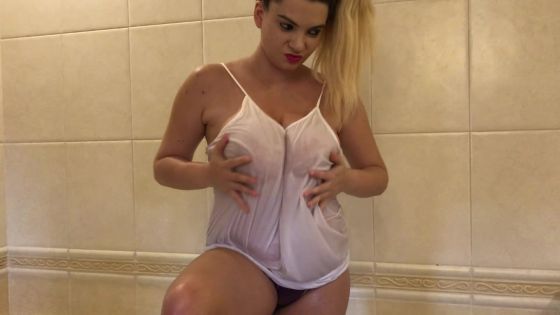 kitty in the jaccuzzi - ClipFoo video on CurveFanz