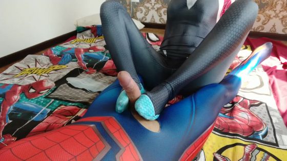 Gwen Stacey does footjob to Peter Parker