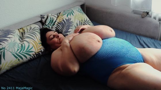 Alice Back Jiggle Show in a Blue Bathsuit